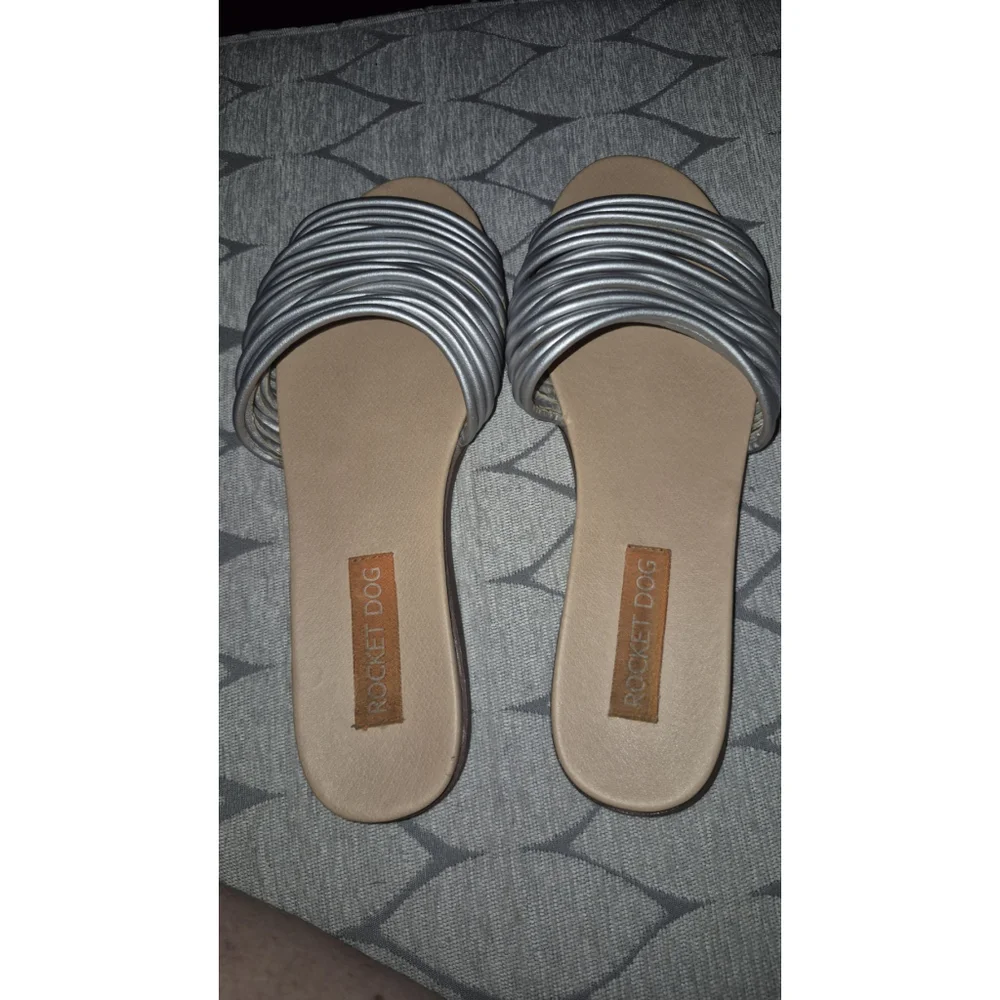 Rocket Dog Womens Nessa Strappy Slide Sandals. SZ 8M. Silver